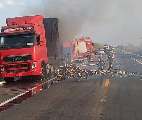 Incêndio atingiu caminhão na BR-304 em Mossoró — Foto: PRF/Divulgação