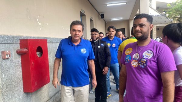 Carlos Eduardo (PSD) no seu local de votação no domingo (6). — Foto: Francielly Medeiros/Inter TV